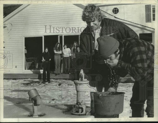1972 Press Photo Mickey Rao & Bill Gonalez in winter scene, St. Rose College, NY