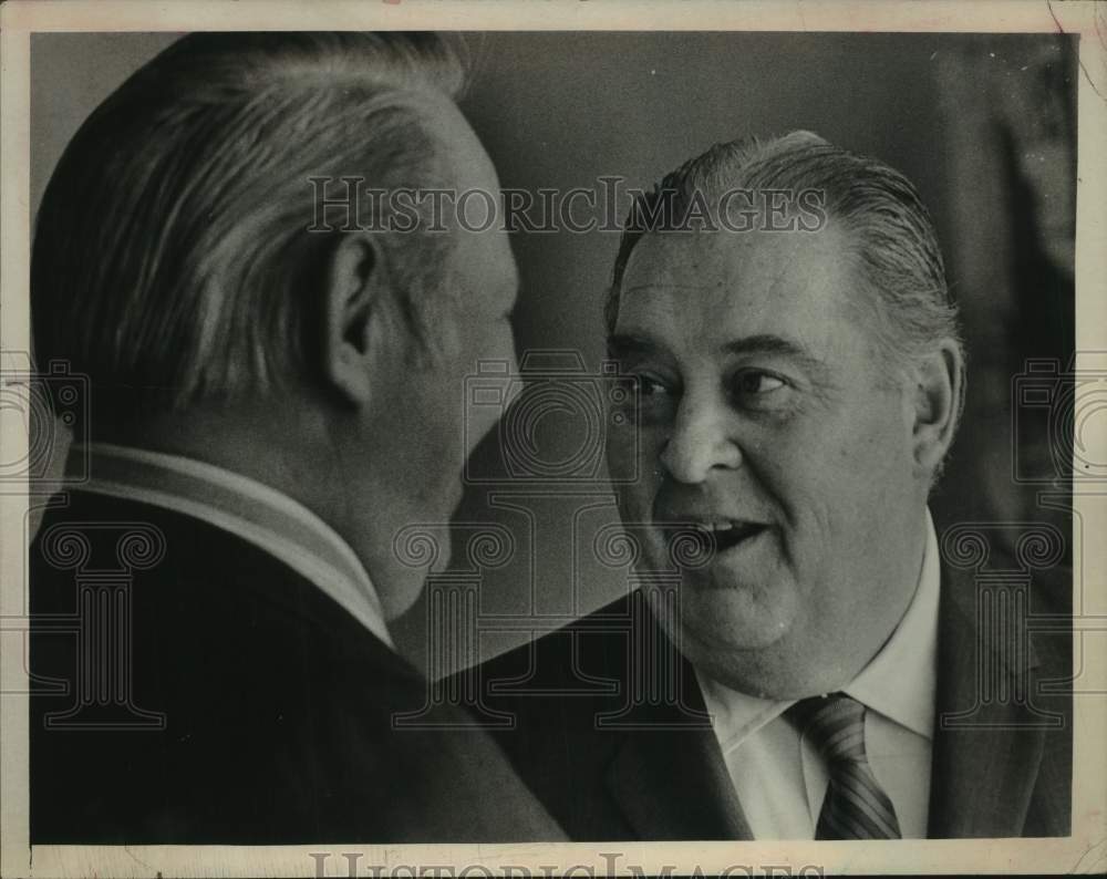 1972 Press Photo Neal Bintz & Russell Oswald confer in Albany, New York