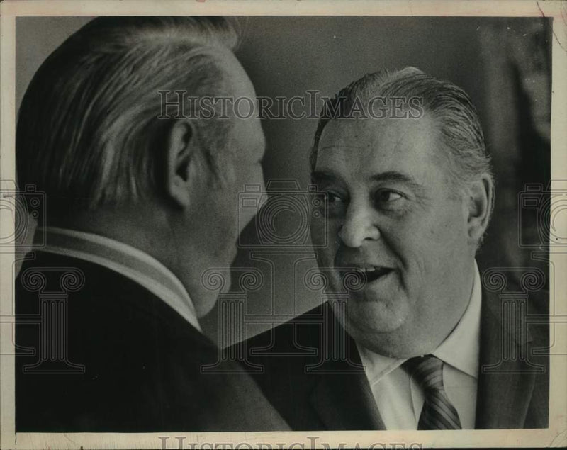 Load image into Gallery viewer, 1972 Press Photo Neal Bintz &amp; Russell Oswald confer in Albany, New York
