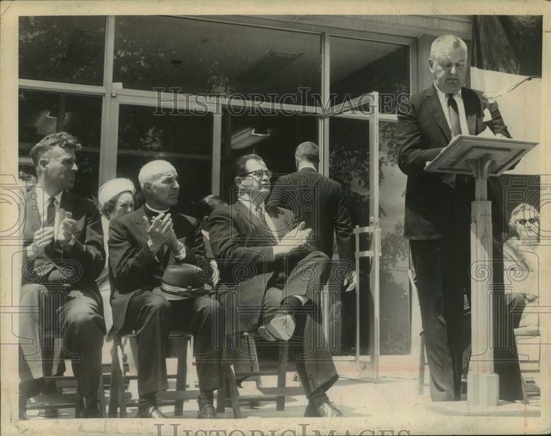 Load image into Gallery viewer, 1964 Press Photo Colonie, NY Supervisor William Sanford dedicates new Town Hall
