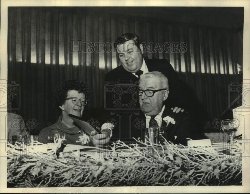 Load image into Gallery viewer, 1978 Press Photo Harry Dagostino with Mr. &amp; Mrs. William Sanford, Colonie, NY
