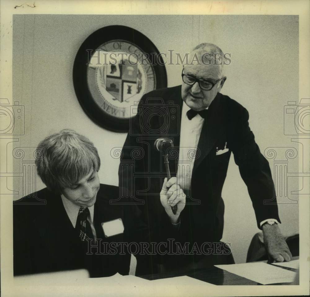 1977 Press Photo Colonie, NY Town Supervisor with student Acting Town Supervisor