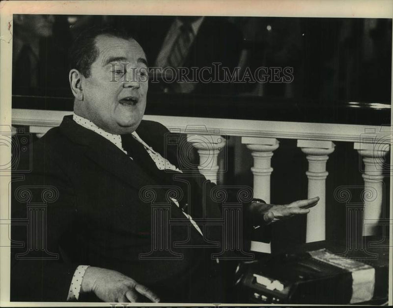 Load image into Gallery viewer, 1976 Press Photo Erwin Shapiro in New York courtroom - tua28349
