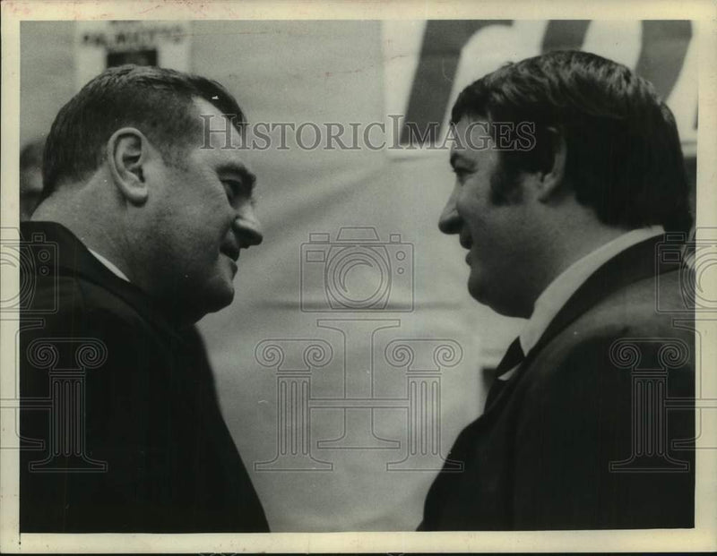 Load image into Gallery viewer, 1973 Press Photo Erwin Shapiro with Peter Caputo, New York City Manager
