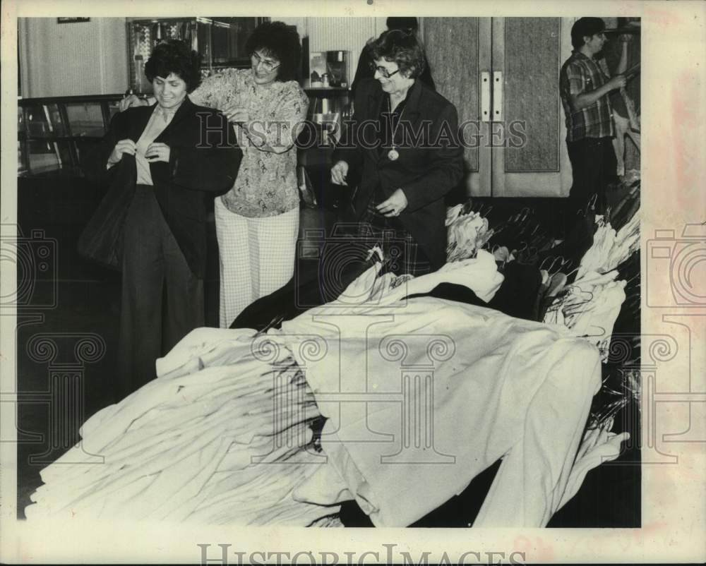 1979 Press Photo Palace Theater officials with costumes in Albany, New York- Historic Images