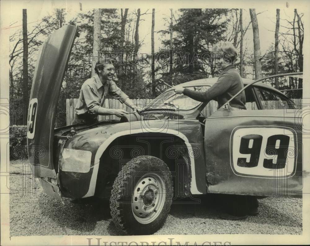 1973 Press Photo Thom &amp; Linda O&#39;Connor work on their race car in New York- Historic Images