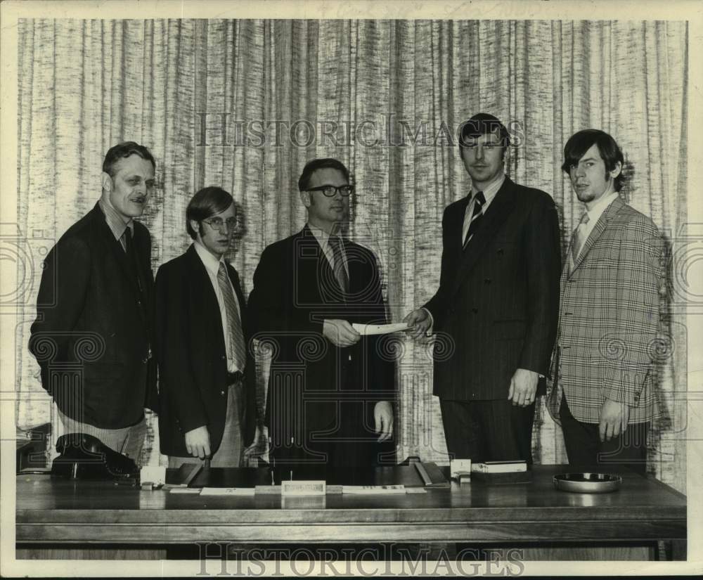 1971 Press Photo Merriam Memorial Award Fund check presentation in New York