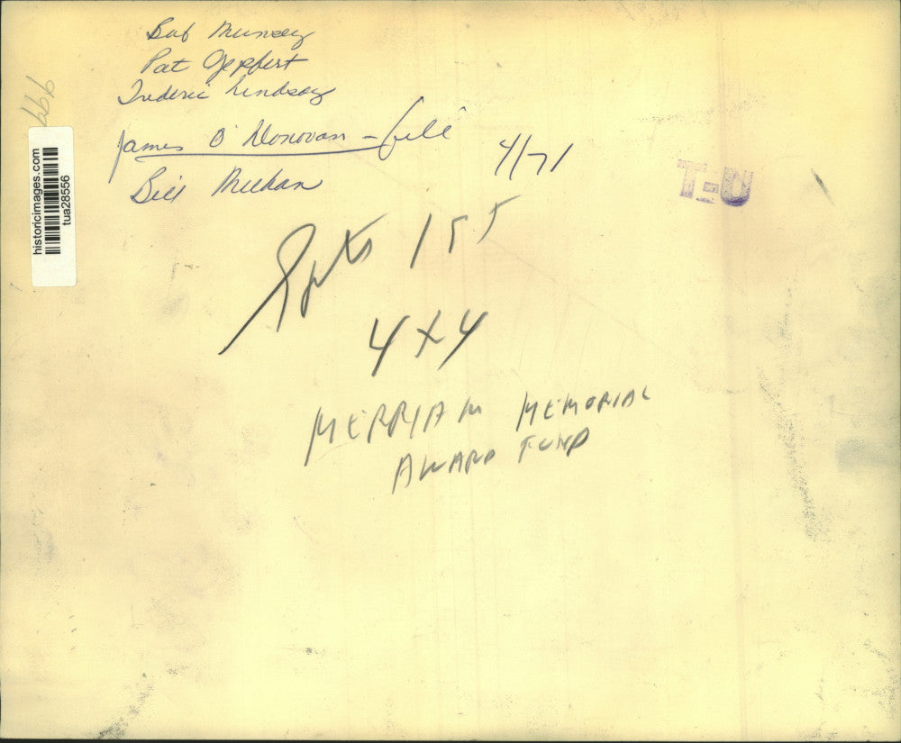 1971 Press Photo Merriam Memorial Award Fund check presentation in New York