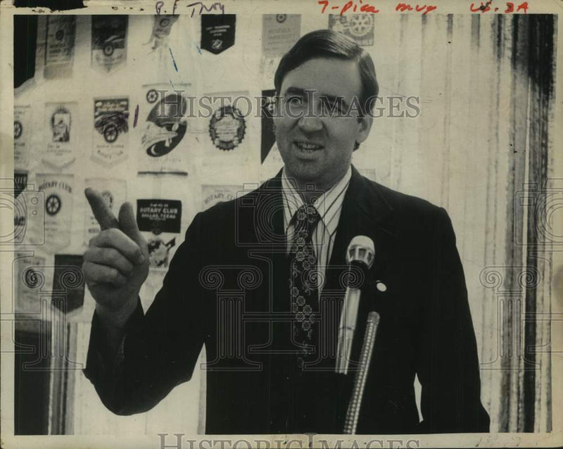 Load image into Gallery viewer, 1973 Press Photo Edward W Pattison, Rensselaer County Treasurer, speaks to media
