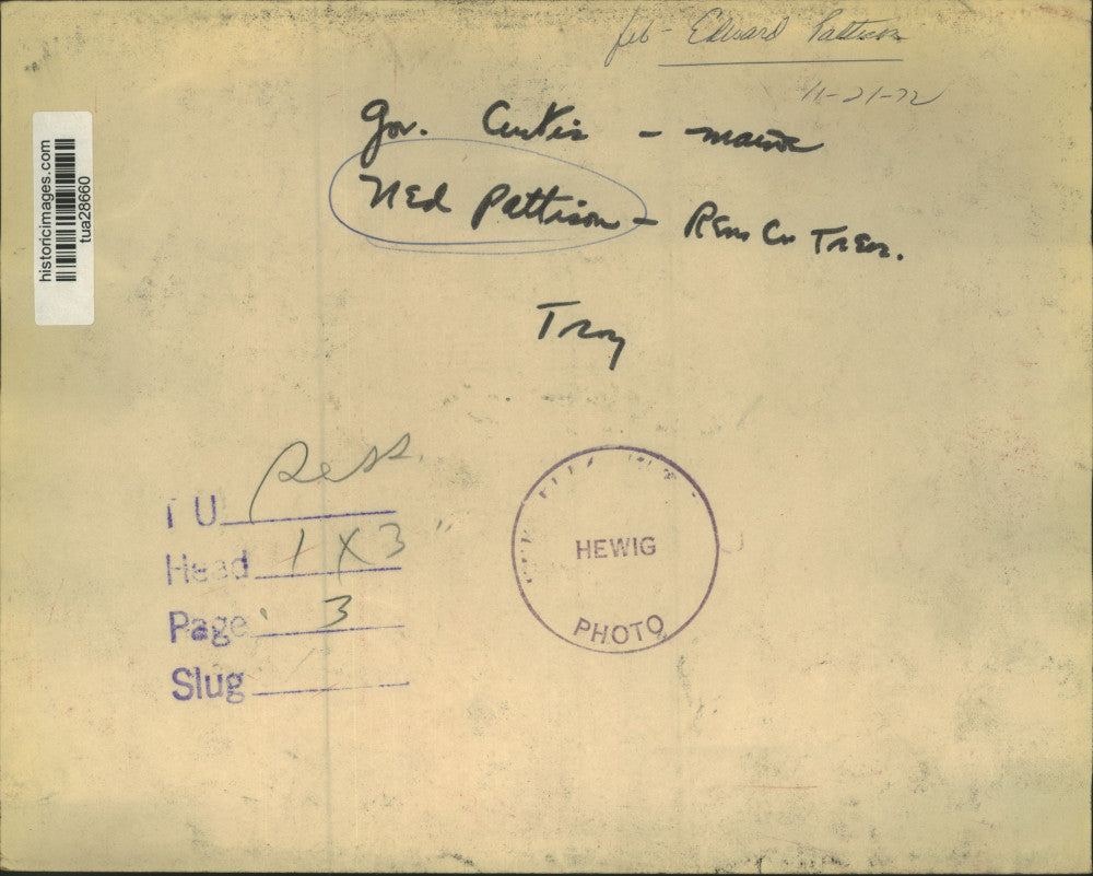 1972 Press Photo Edward W Pattison, Rensselaer County Treasurer, with other men