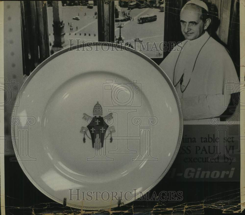 1965 Press Photo Pope Paul with plate bearing his crest in New York - tua28692