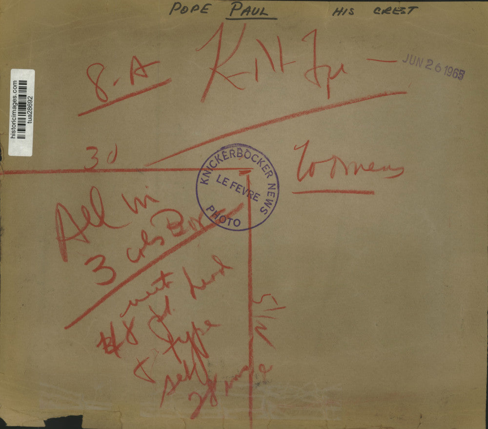 1965 Press Photo Pope Paul with plate bearing his crest in New York - tua28692