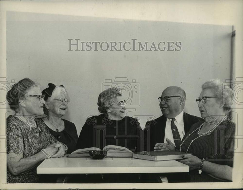 Load image into Gallery viewer, 1961 Press Photo Officers of Golden Circle senior's group meet in Albany, NY
