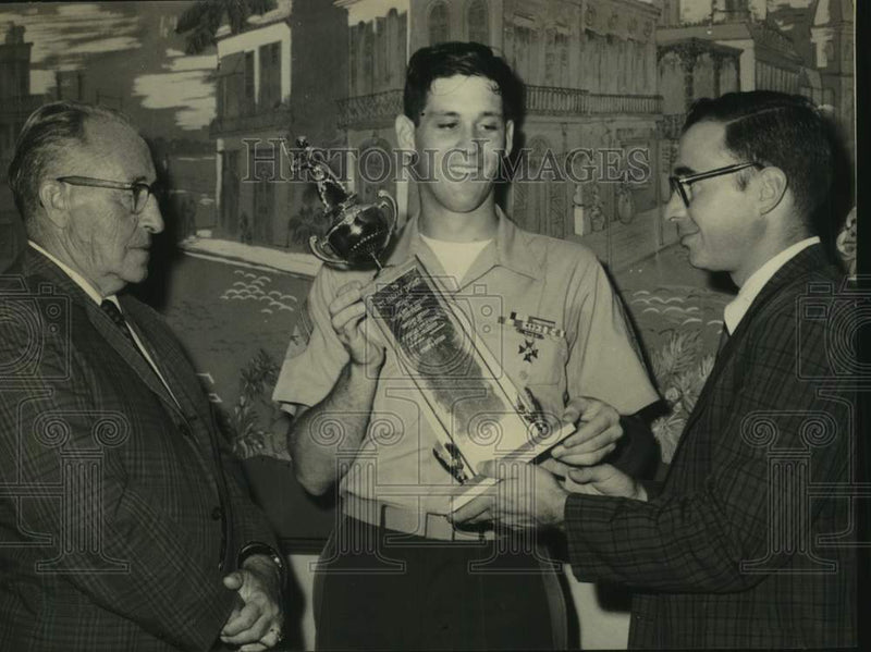 Load image into Gallery viewer, 1970 Press Photo Schoharie Little League trophy presentation in New York
