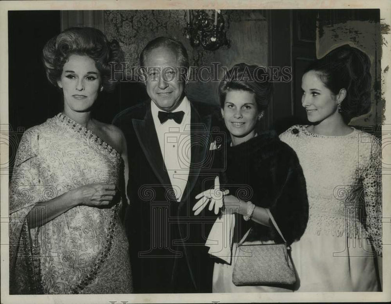Load image into Gallery viewer, 1965 Press Photo Mr. &amp; Mrs. William Paley with friends at event in New York
