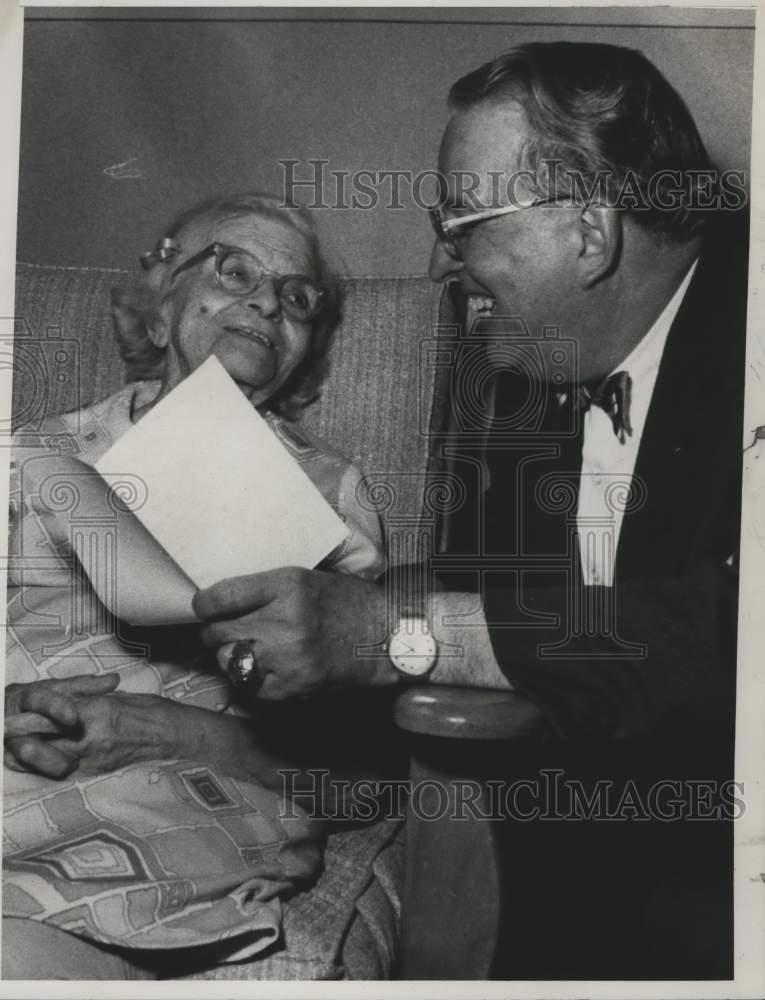 Load image into Gallery viewer, 1973 Press Photo Gertrude Lucke with Steve Canaro in New York - tua28809
