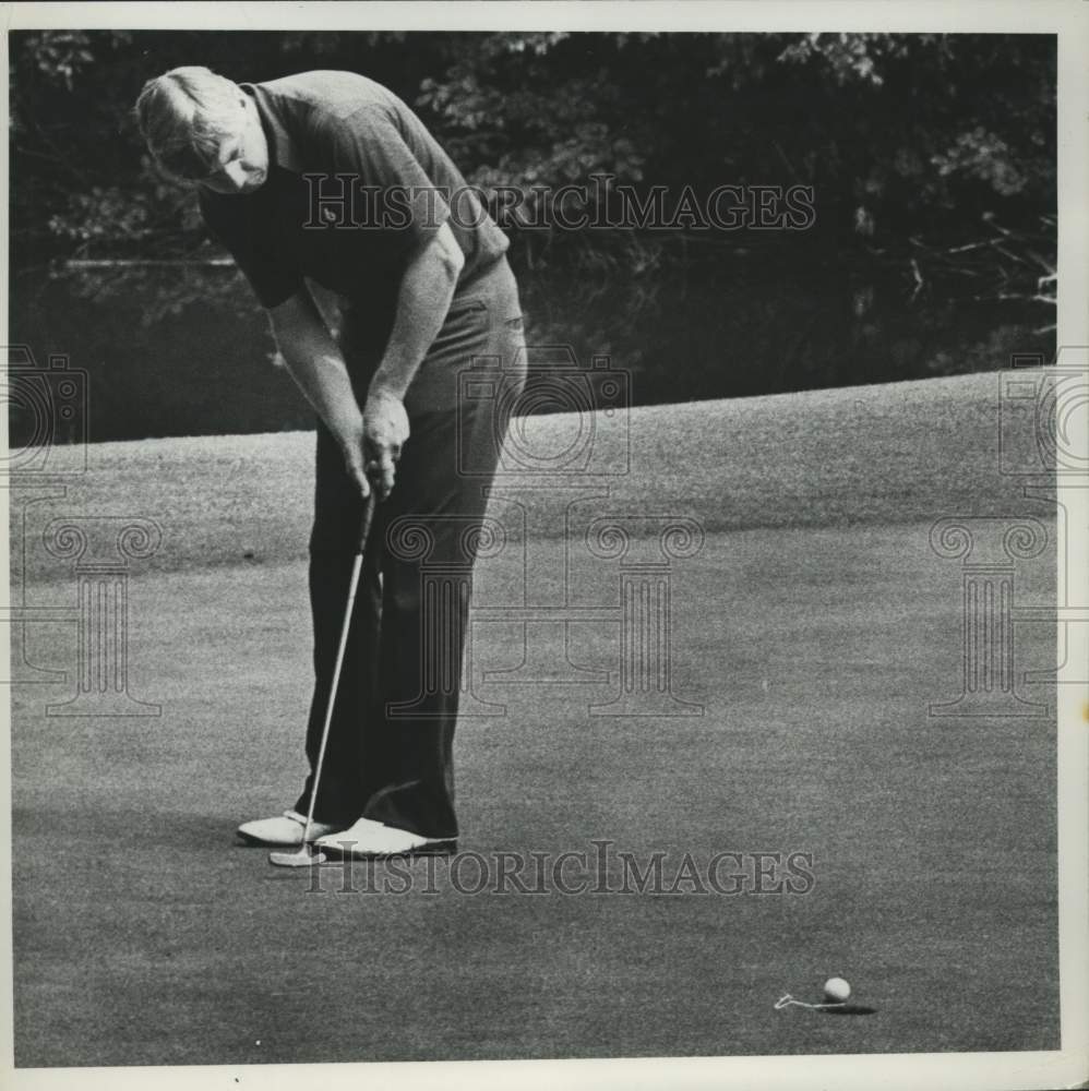 Press Photo Golfer John Maurycy takes putt during round of golf in New York- Historic Images