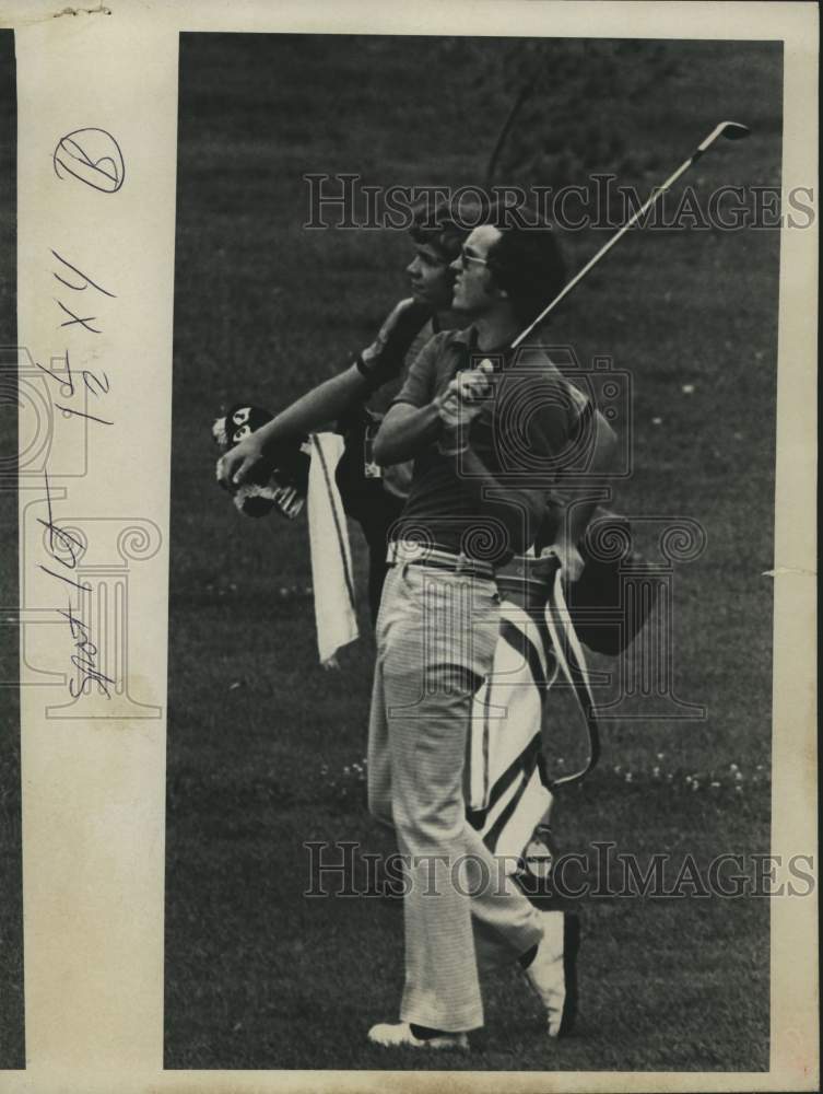 Press Photo Golfer Tom Venter and his caddy watch follow his iron shot- Historic Images