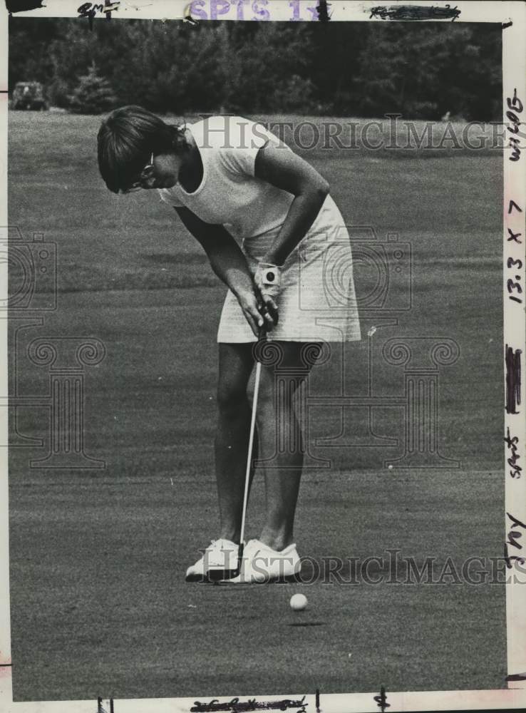 Press Photo Golfer Dianne Wilde attempts a short putt on the green - tua28893- Historic Images