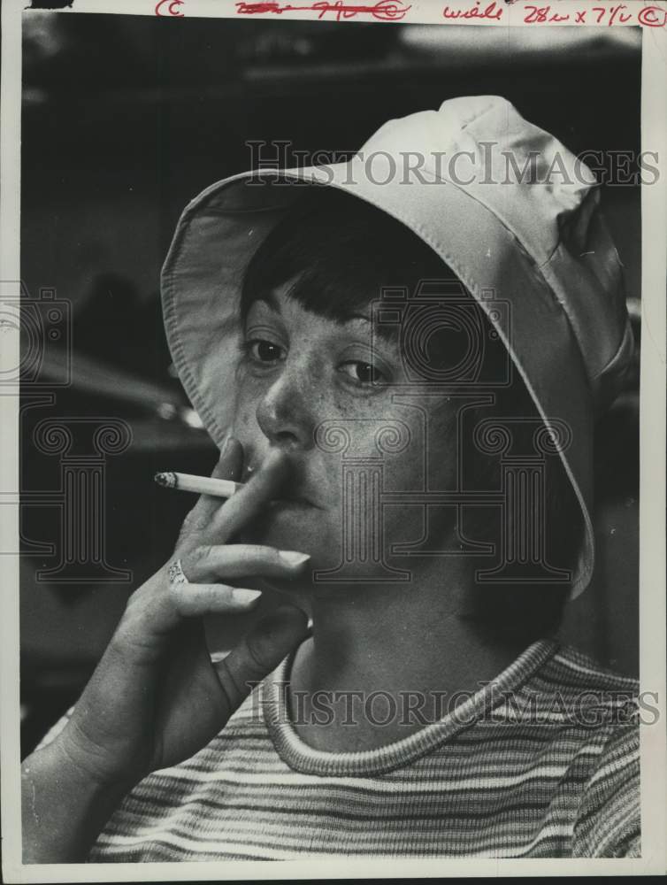 Press Photo Golfer Diane Wilde smokes a cigarette during her match - tua28896- Historic Images