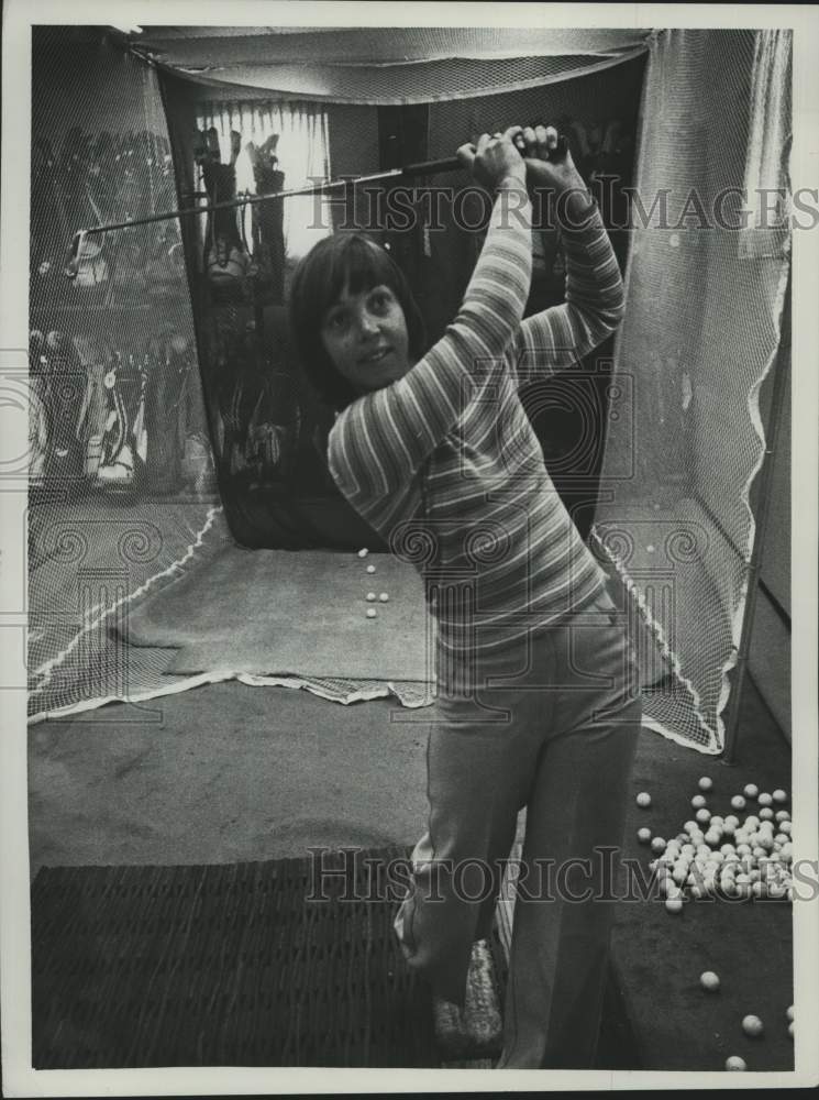 Press Photo Golfer Diane Wilde hits practice balls indoors into a net- Historic Images