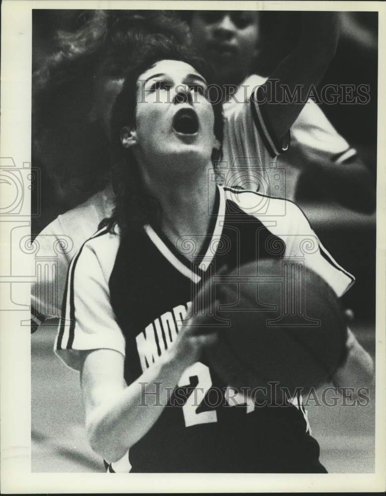 Press Photo Amy Bolen lines up shot during basketball game in New York- Historic Images