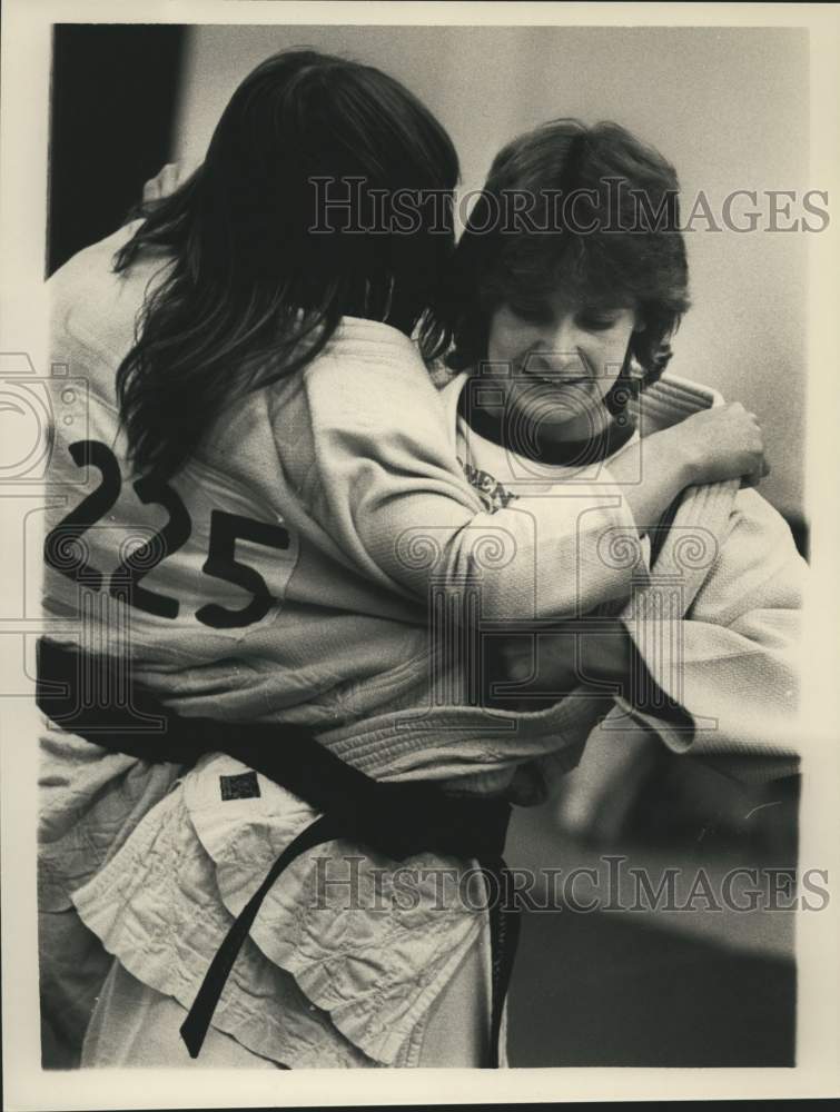 Press Photo Mary Lewis & Lynn Roethke work out at St Rose College, Albany, NY- Historic Images