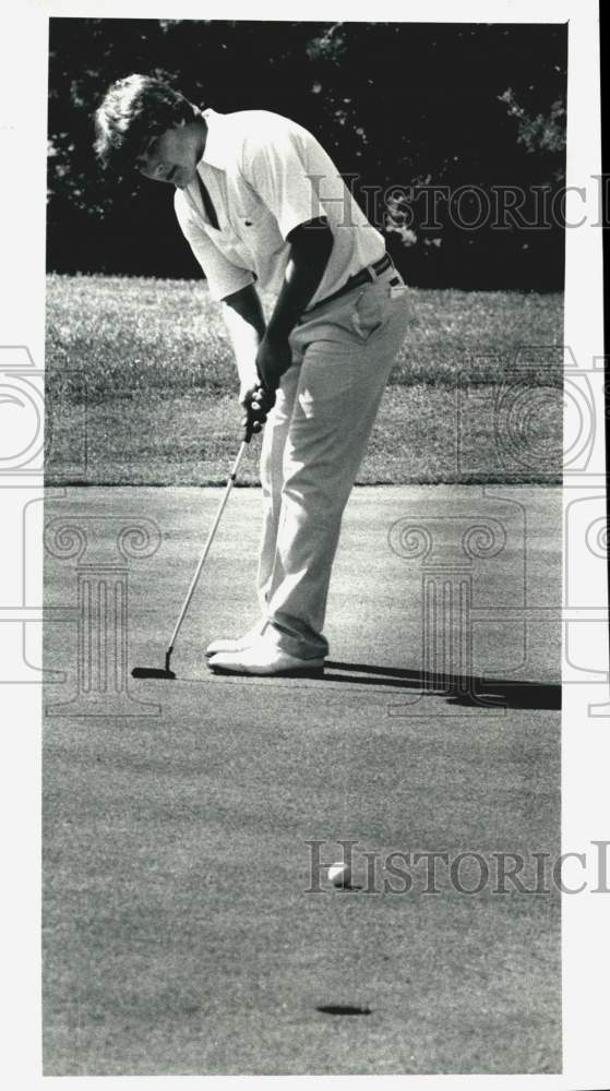 1975 Press Photo Jay Gunning makes putt during round of golf in Colonie, NY- Historic Images