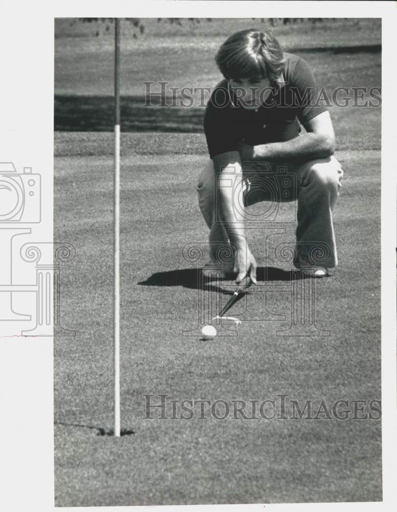 Press Photo Dan Gordman lines up putt during round of golf in New York- Historic Images