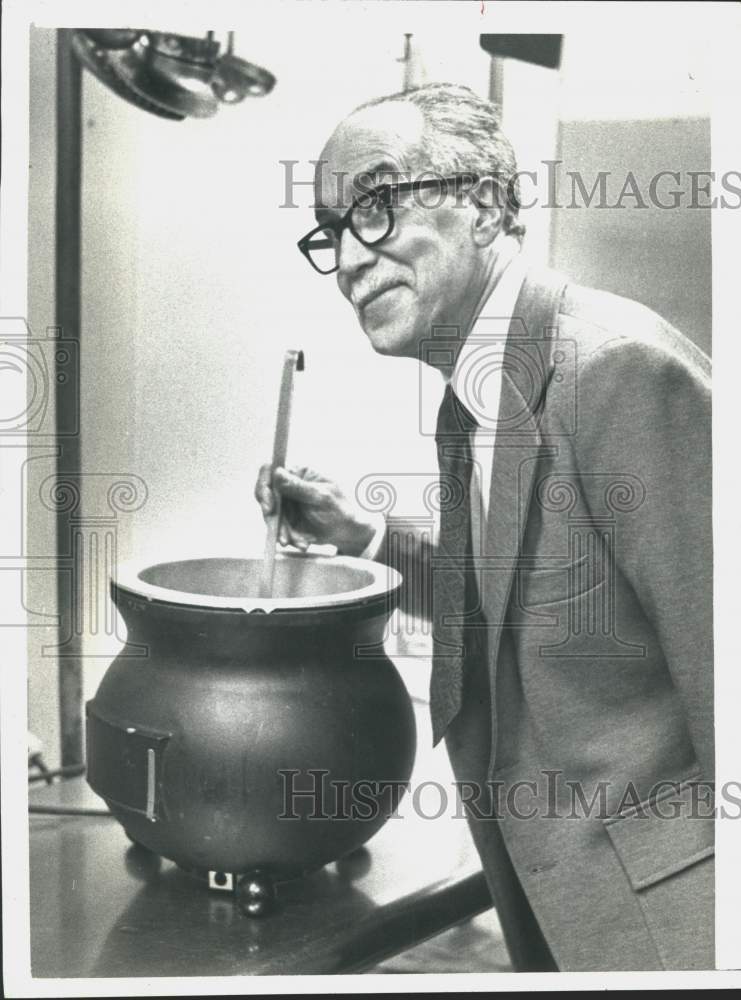 1981 Press Photo Jim Lewis stirs a big pot of soup at the Capital News Cafeteria- Historic Images