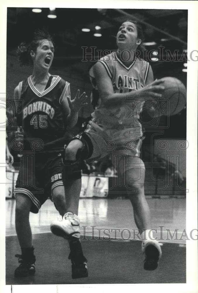 Press Photo Siena College basketball player Stephanie Walo takes ball to hoop- Historic Images