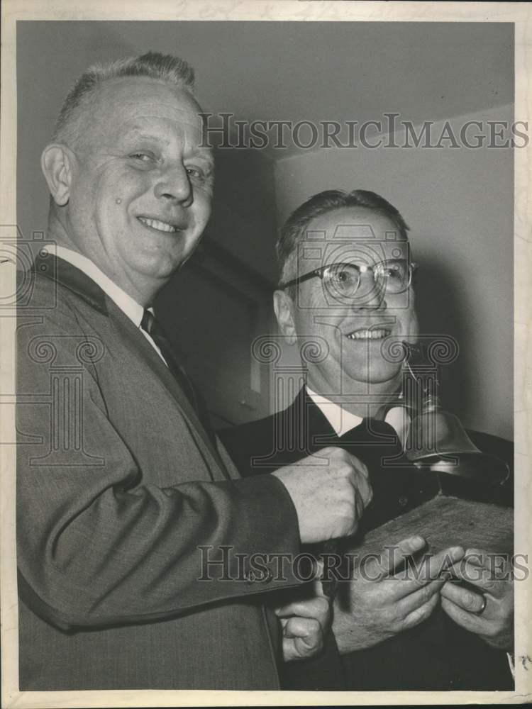 1965 Press Photo Olof Lundberg & John Glick, Monarch Club officials, New York