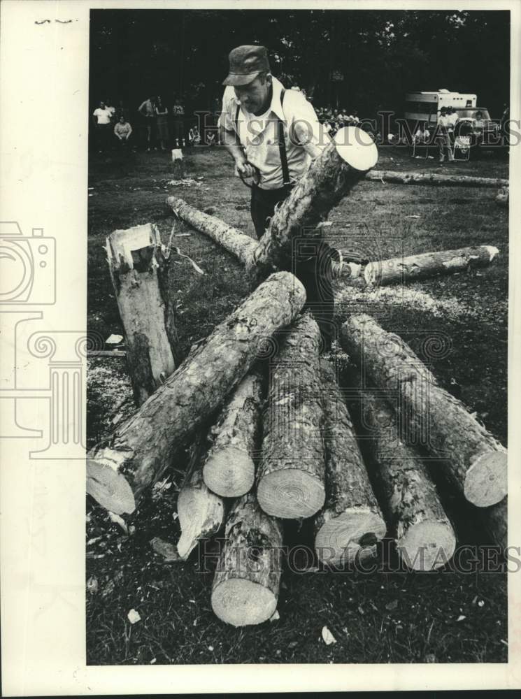 1977 Press Photo Sim Braman Sr. competes in lumberjack competition in New York