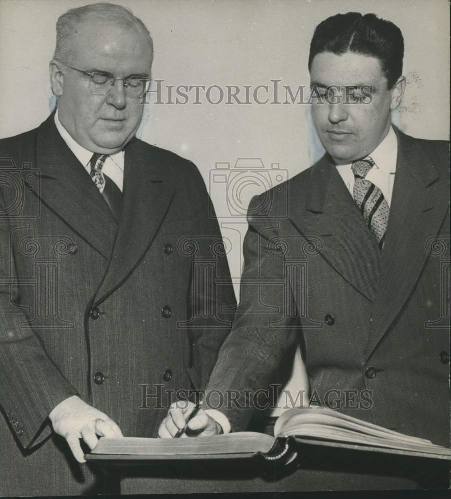 1949 Press Photo Judge Francis Bergau and Donald L Lynch, sign large book