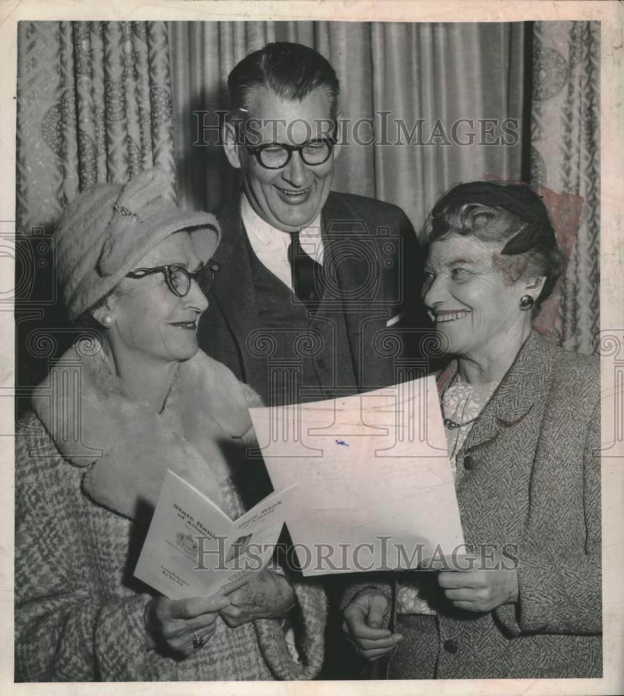 1961 Press Photo Hollis Harrington & Ruth Miner at State Bank of Albany, NY