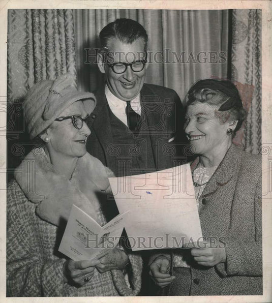 1961 Press Photo Hollis Harrington & Ruth Miner at State Bank of Albany, NY