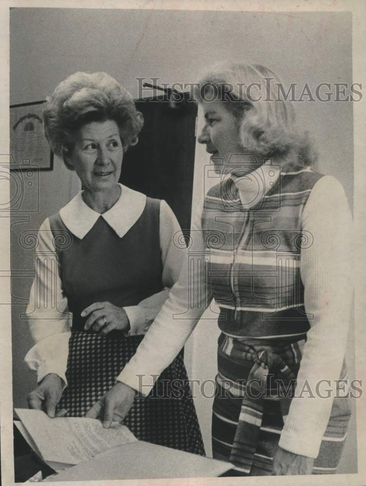 1972 Press Photo Ann L Monroe and Gretta Powers, attorney, look over papers