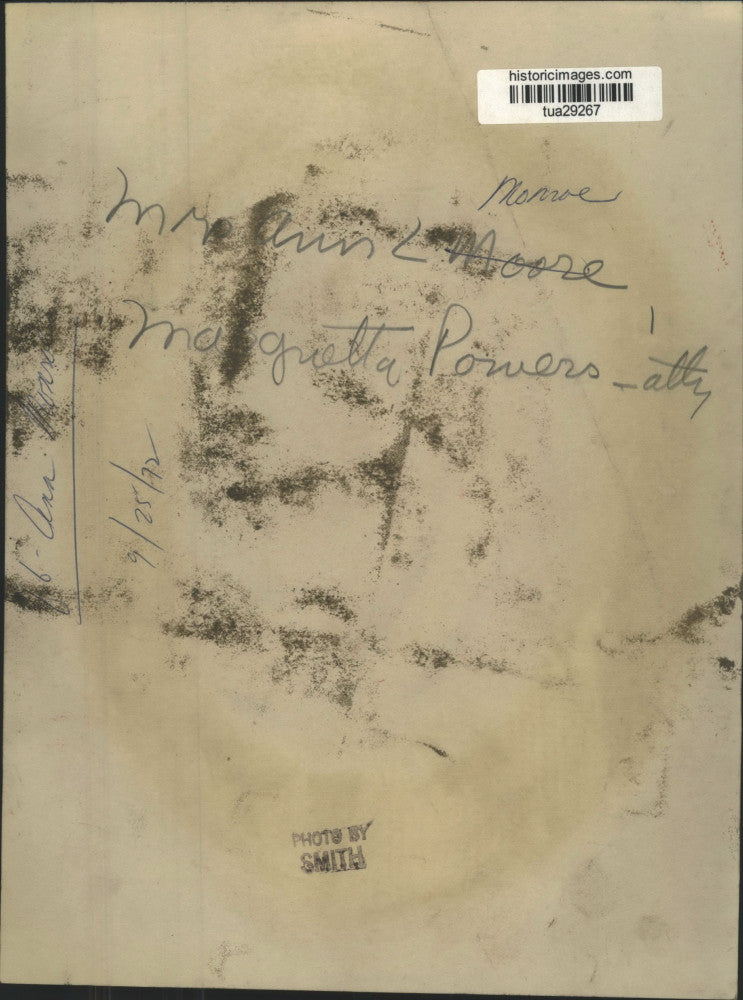 1972 Press Photo Ann L Monroe and Gretta Powers, attorney, look over papers