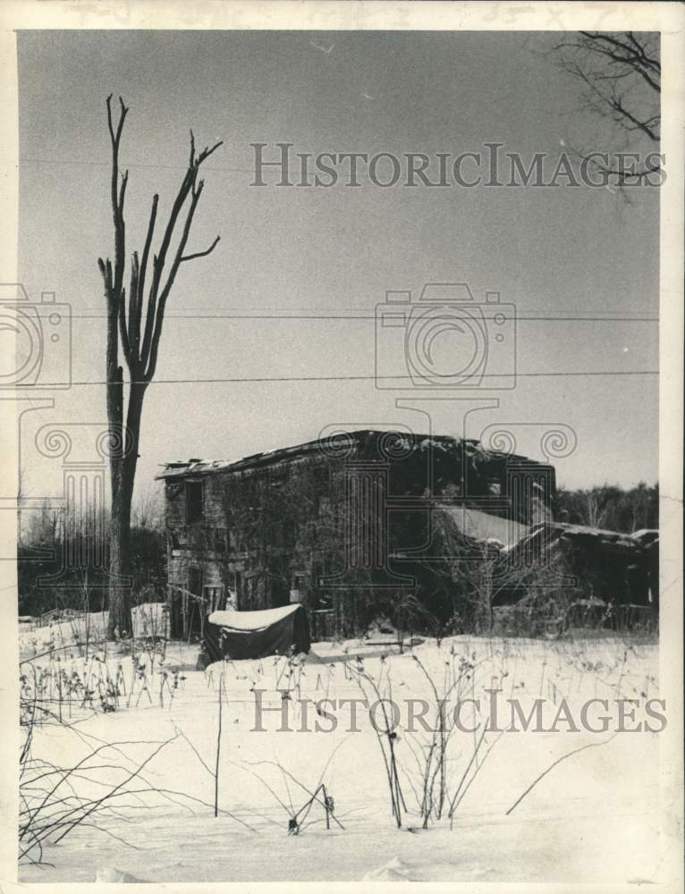 1972 Press Photo Abandoned farm building in Milton, New York - tua29319