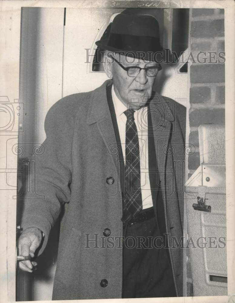 1964 Press Photo Borden H. Mills in McKownville, New York - tua29360