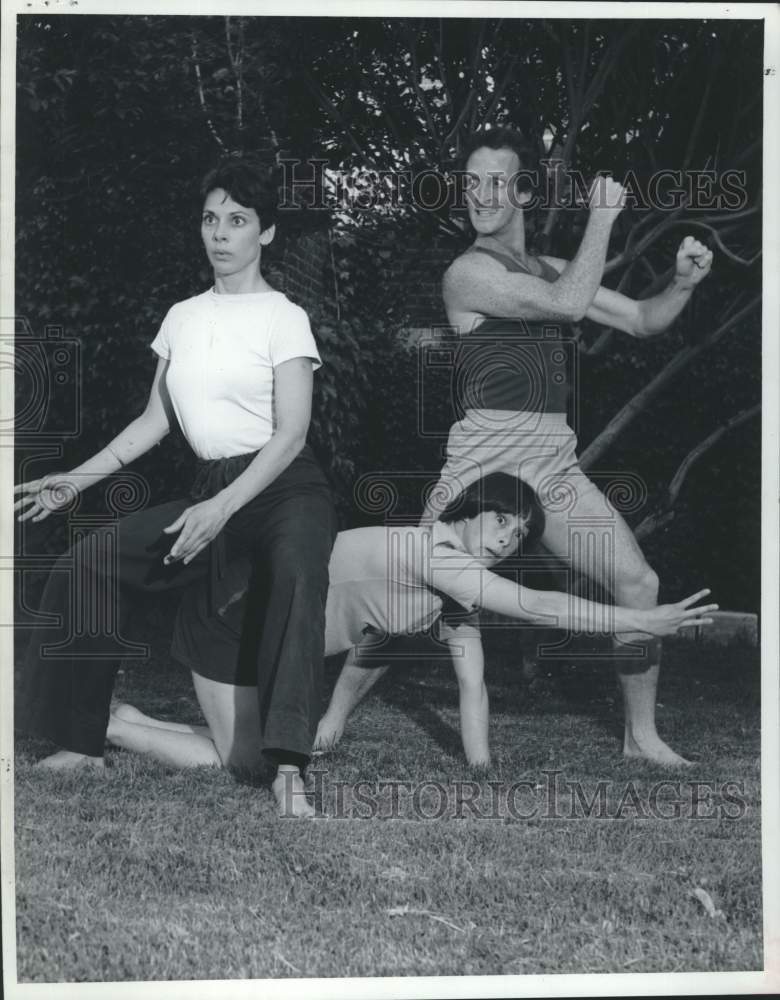 1977 Press Photo Mime troupe members pose in New York park - tua29365- Historic Images