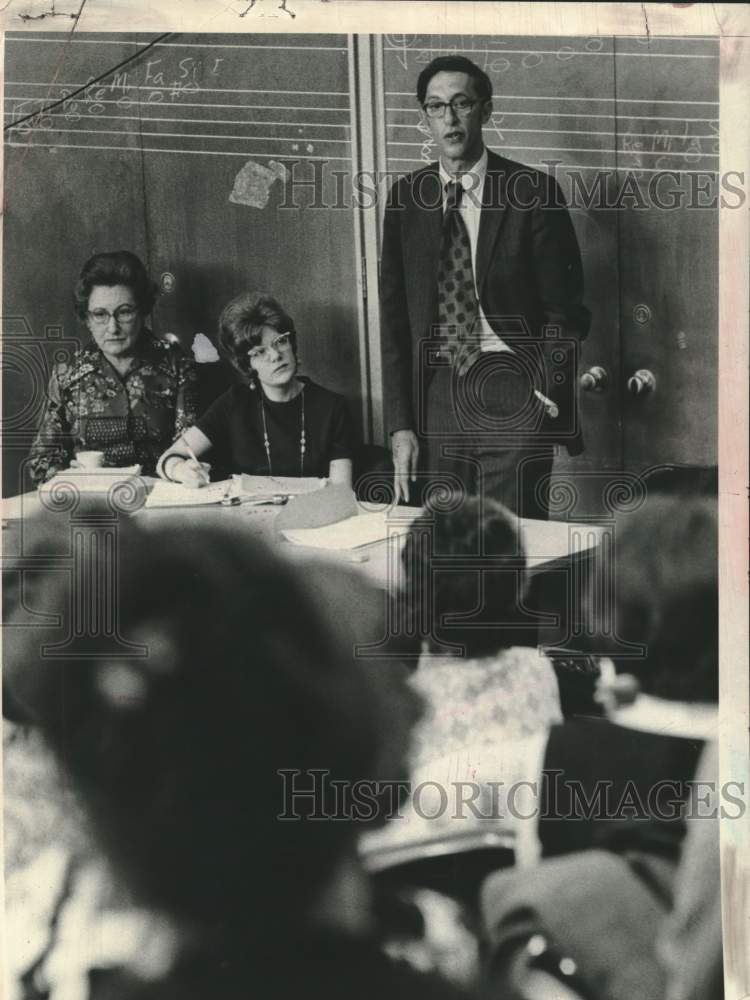 1973 Press Photo Schenectady Judge Howard A Levine speaks to students at school