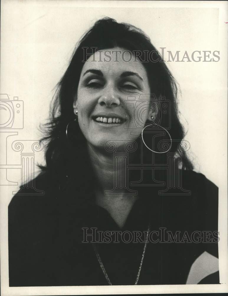 1973 Press Photo Suzanne Levine smiles for photo - tua29404