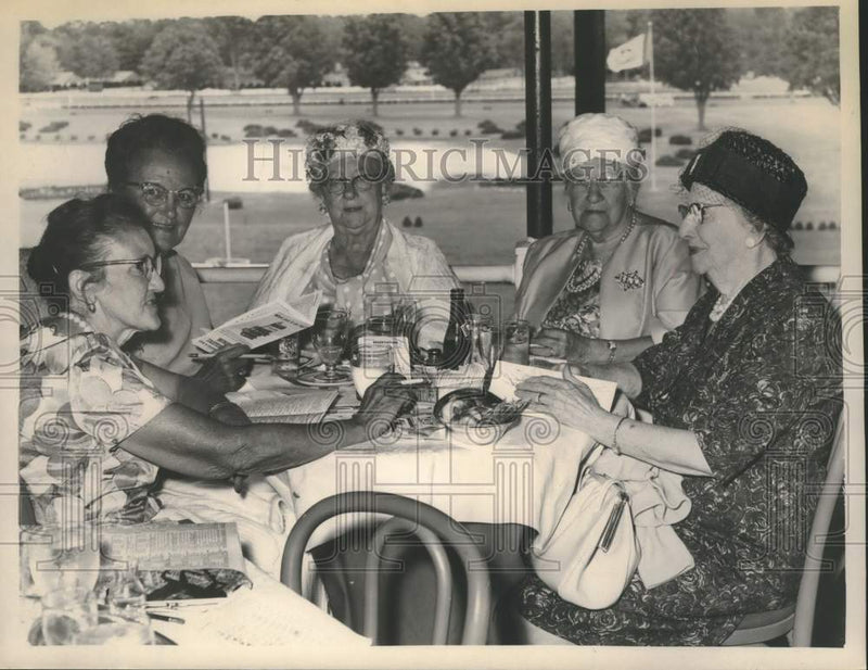 Load image into Gallery viewer, 1964 Press Photo Mrs William Skirving and Mrs Lynch have lunch with other women
