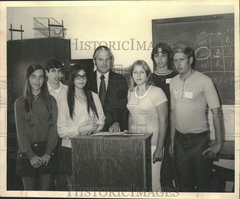 Load image into Gallery viewer, 1972 Press Photo Robert Lynch poses with teen Republicans in New York classroom
