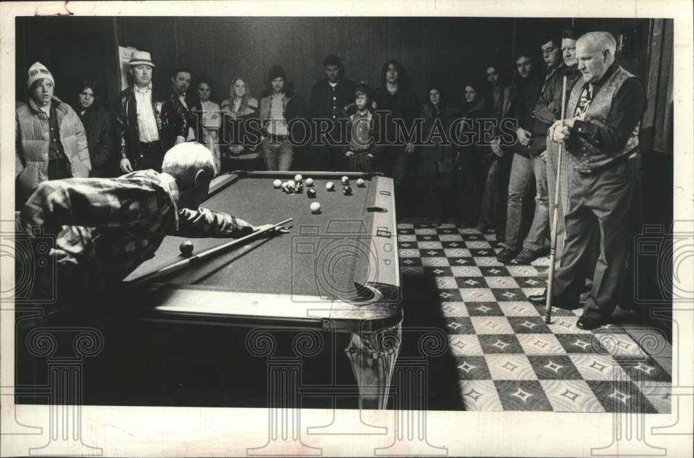 1975 Press Photo Ed Church watches "Shine" Lewis takes billiards shot, New York