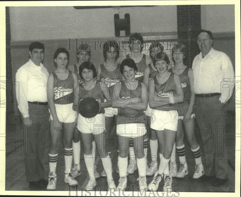 Press Photo St. Edward&#39;s of Clifton Park basketball team poses in New York- Historic Images