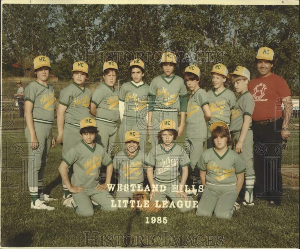 1985 Press Photo Holy Cross baseball team poses for photo in Albany, New York- Historic Images