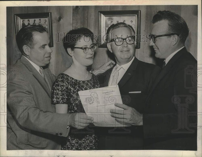 Load image into Gallery viewer, 1965 Press Photo Elmer F Lux talks to Capital District Young Republicans
