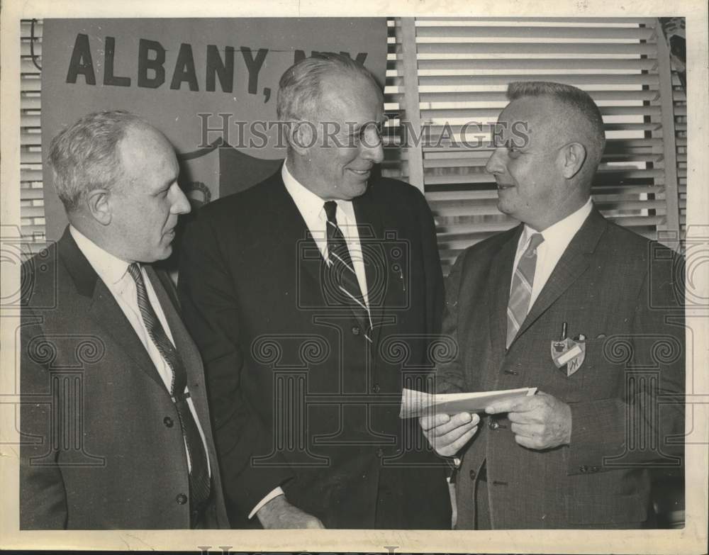 1964 Press Photo Mayor Corning talks to Olof Lundberg at Albany Monarch Club